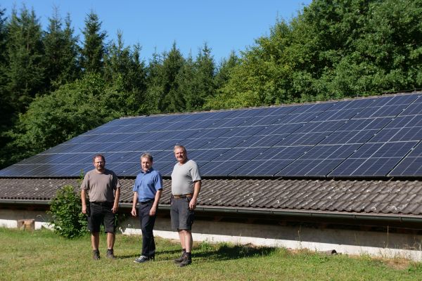 Foto Gemeindewerke Team vor PV-Anlage